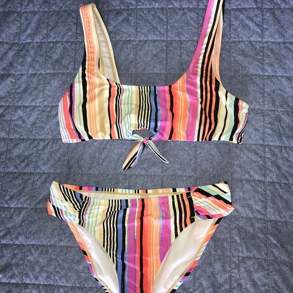 Bikini - Picture 1 of 3